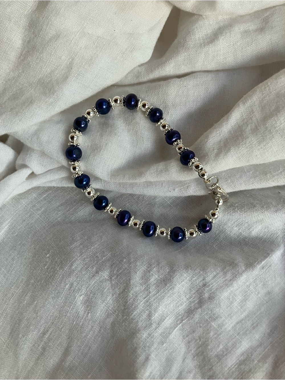 Dark blue freshwater pearls and silver plated beads bracelet